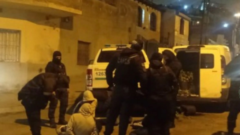 Interceptaron una Fiorino, cinco hombres intentaron escapar y hallaron plantas presuntamente de cannabis