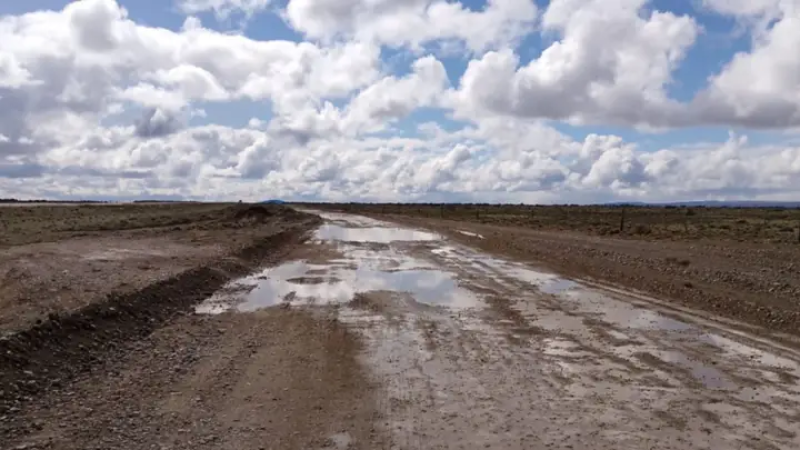 Por barro y vados crecidos, solo permiten circular en 4x4 por un tramo de la Ruta 12