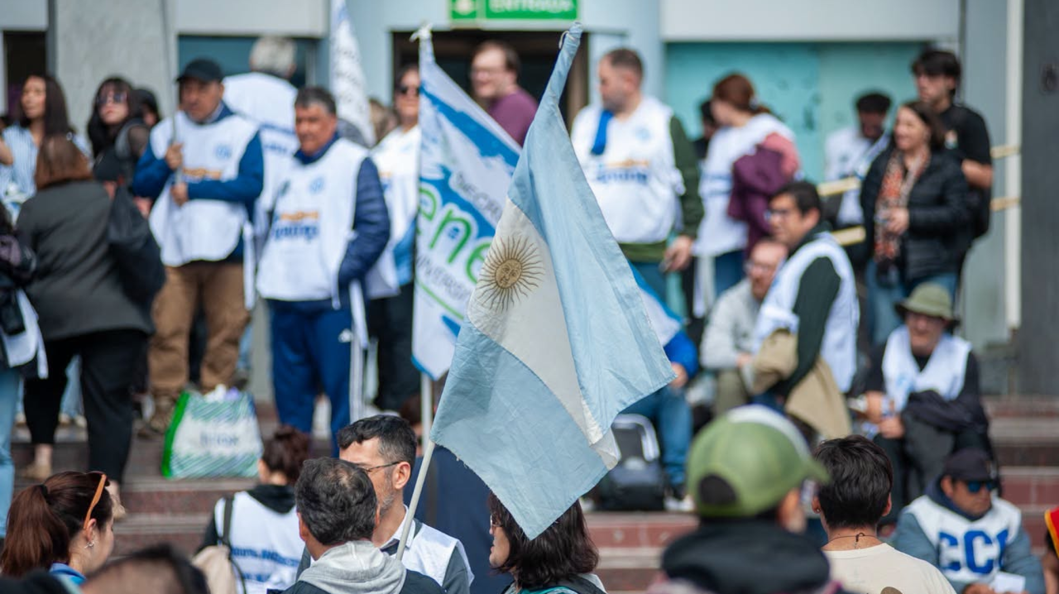 "Perdimos el 33% del poder adquisitivo": fuerte reclamo de los docentes universitarios durante la marcha en Comodoro