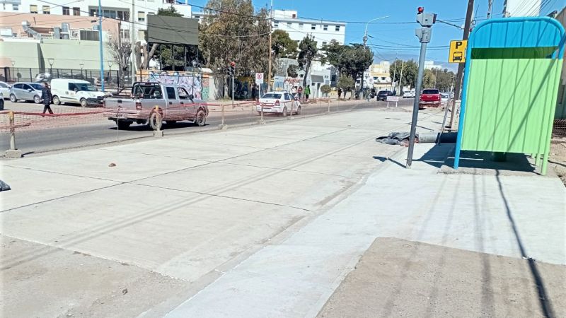 Obras viales en Comodoro: avanzan la reconstrucción de losas sobre la Ruta 3 y mejoran la parada de colectivos