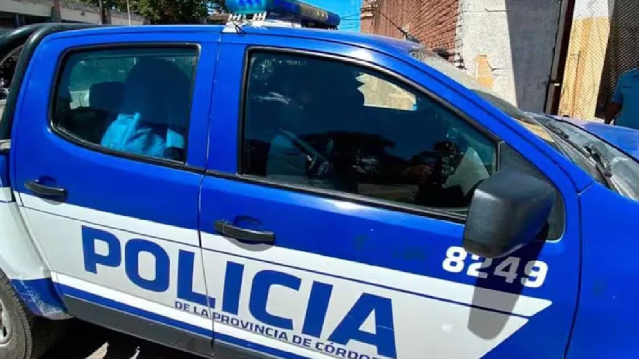 Intentaban desalojarlo, se subió al techo de su casa y se prendió fuego
