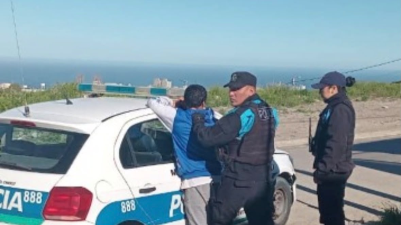 Intentó alejarse al ver a la Policía y descubrieron que tenía un pedido de captura vigente