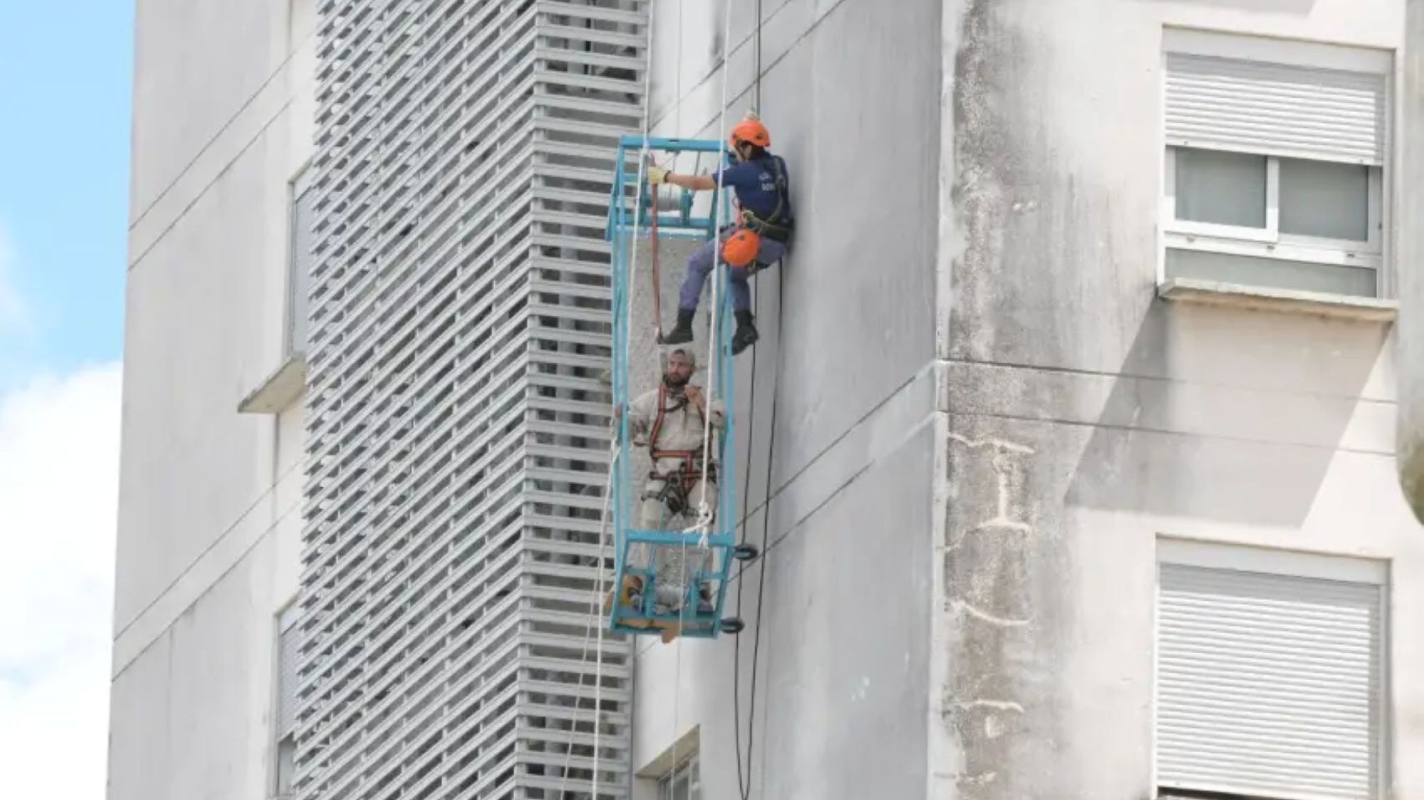 Dramático rescate vertical en Formosa: dos obreros quedaron colgados de un piso 7 tras ceder su andamio