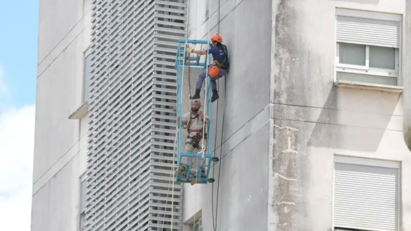 Dramático rescate vertical en Formosa: dos obreros quedaron colgados de un piso 7 tras ceder su andamio