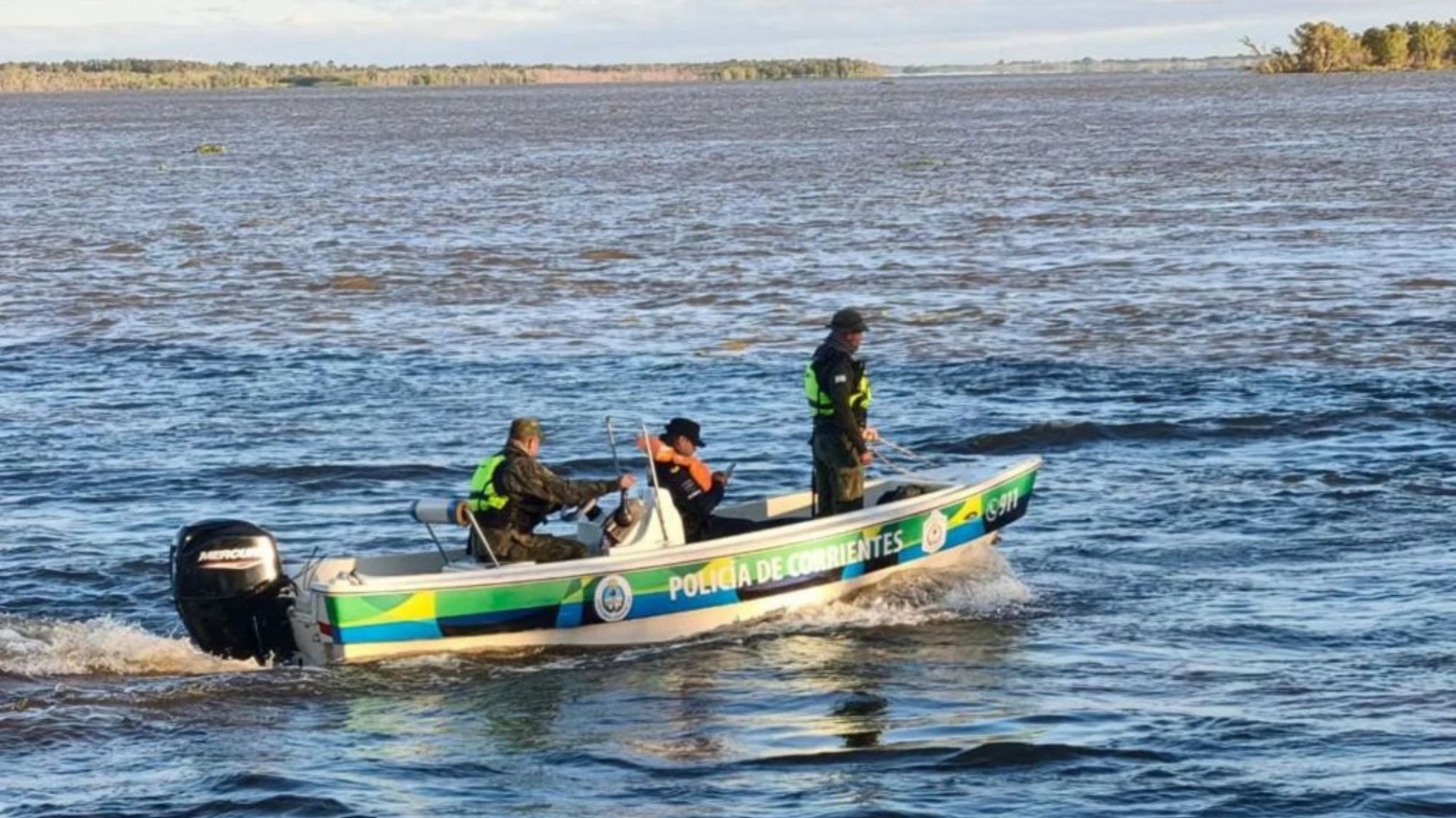 Drama en el río Paraná: buscan intensamente a dos peones rurales desaparecidos en la costa de Bella Vista