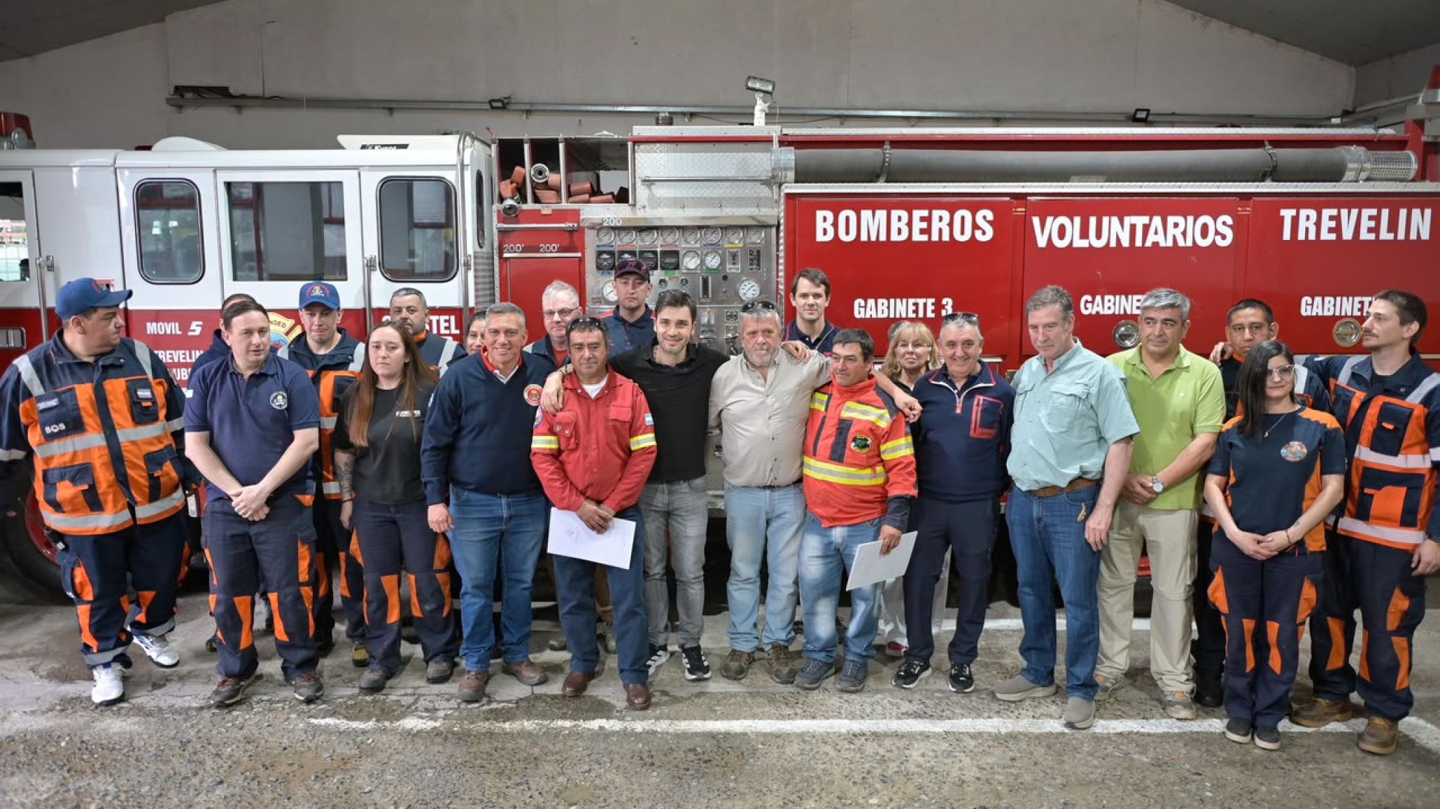 Torres firmó un convenio para incorporar ocho nuevos camiones al sistema de Bomberos Voluntarios del Chubut
