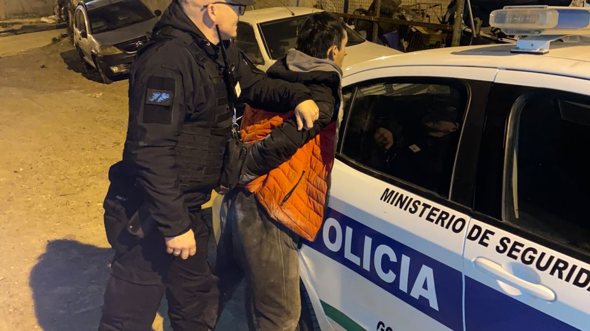 Caminaba por la calle gritando, insultó e intentó atacar a un hombre y terminó demorado