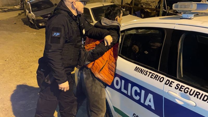 Caminaba por la calle gritando, insultó e intentó atacar a un hombre y terminó demorado