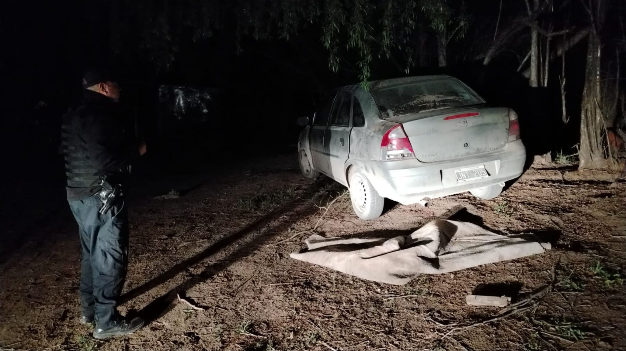 Encontró un auto robado cubierto con una manta dentro de su chacra