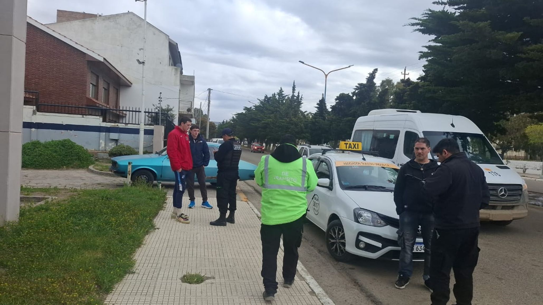 Accidente entre dos vehículos en la intersección de Yrigoyen y Polonia