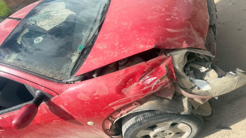 Perdió el control del auto y chocó contra el nicho de gas de una casa
