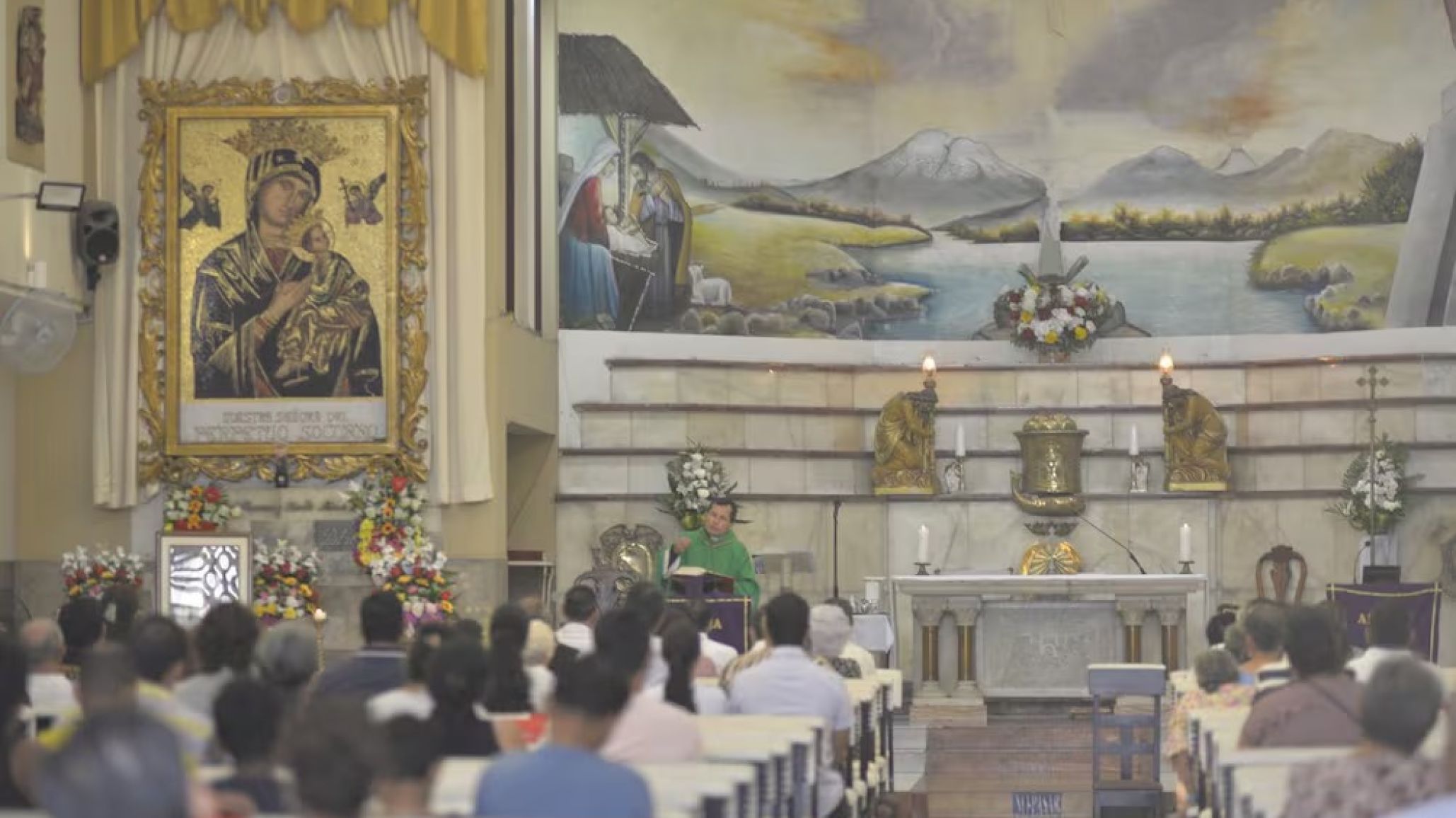 La muerte del sacerdote durante una misa abrió un debate por la viralización del video: "El morbo de la pantalla asfixia la empatía"