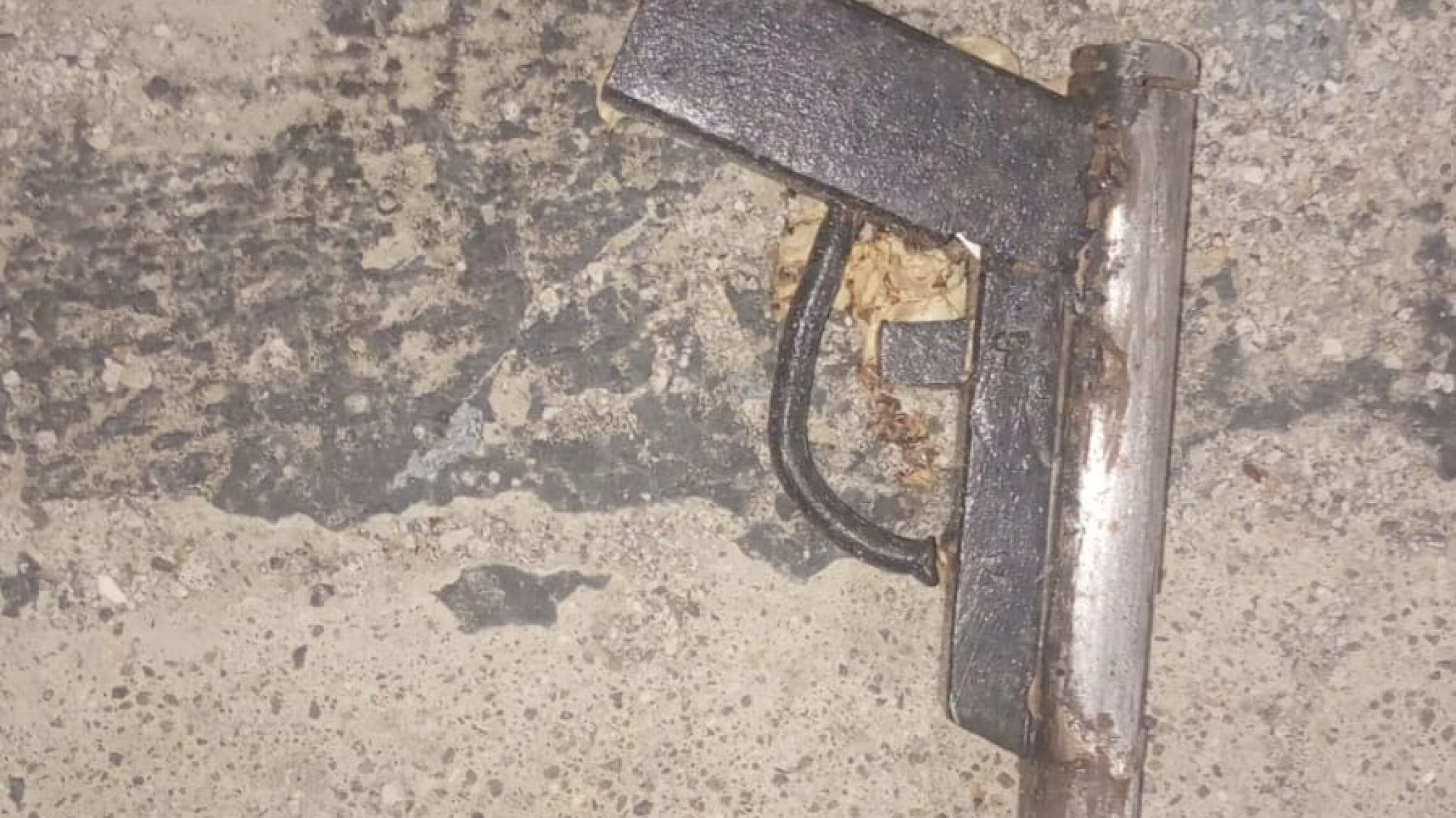 Intentó escapar de la Policía y encontraron partes de un arma dentro de su auto