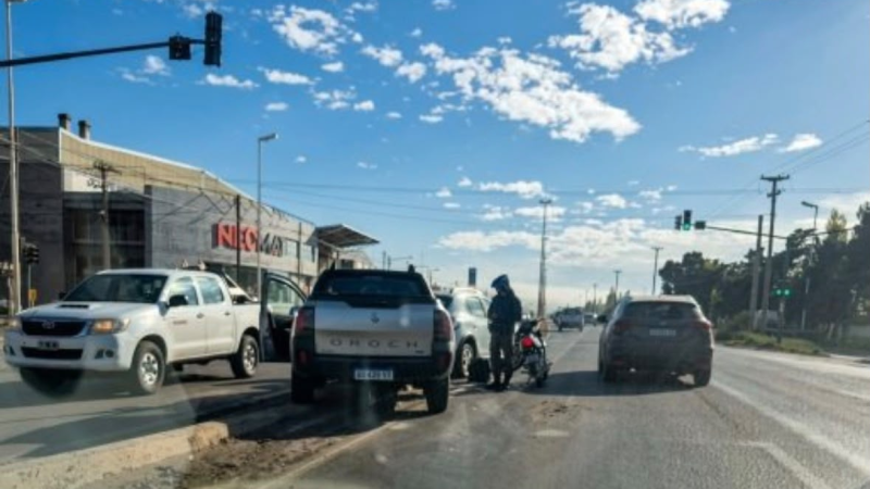 Choque entre dos autos sobre Yrigoyen: piden circular con precaución