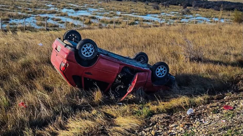 Volcó sobre la Ruta 27 y tuvo que ser trasladado al hospital