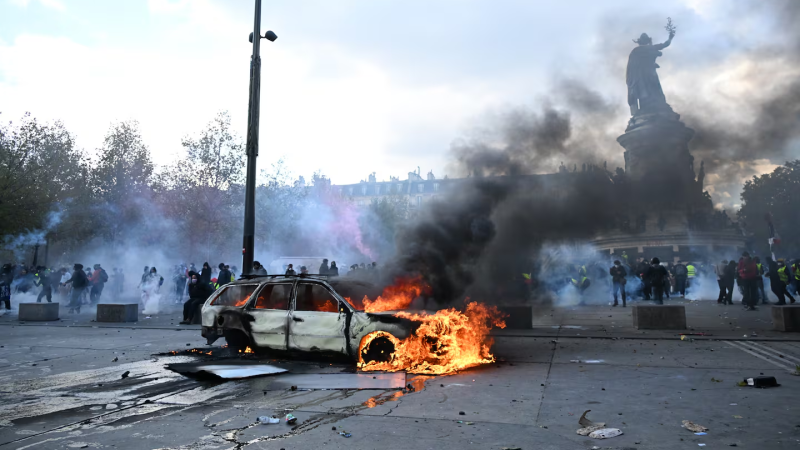 Francia anunció toques de queda tras un fin de semana de protestas, disturbios y saqueos
