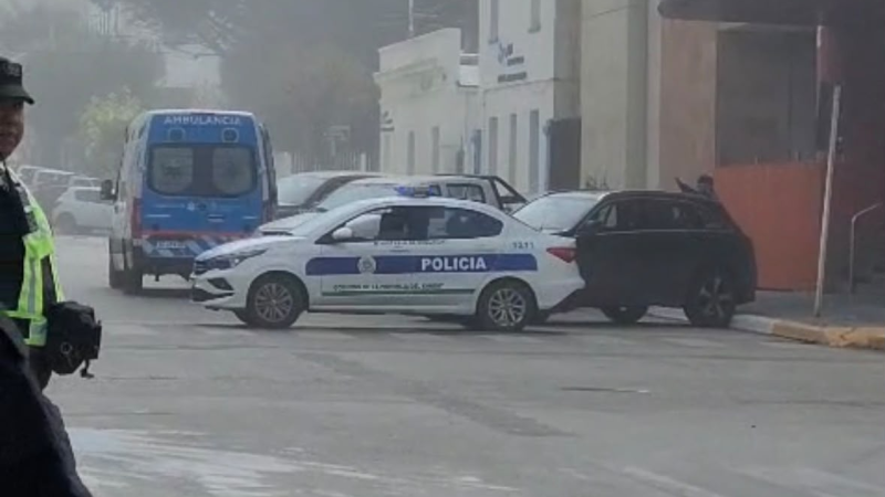 Lograron bajar al hombre que estaba en el techo de un hotel amenazando con tirarse