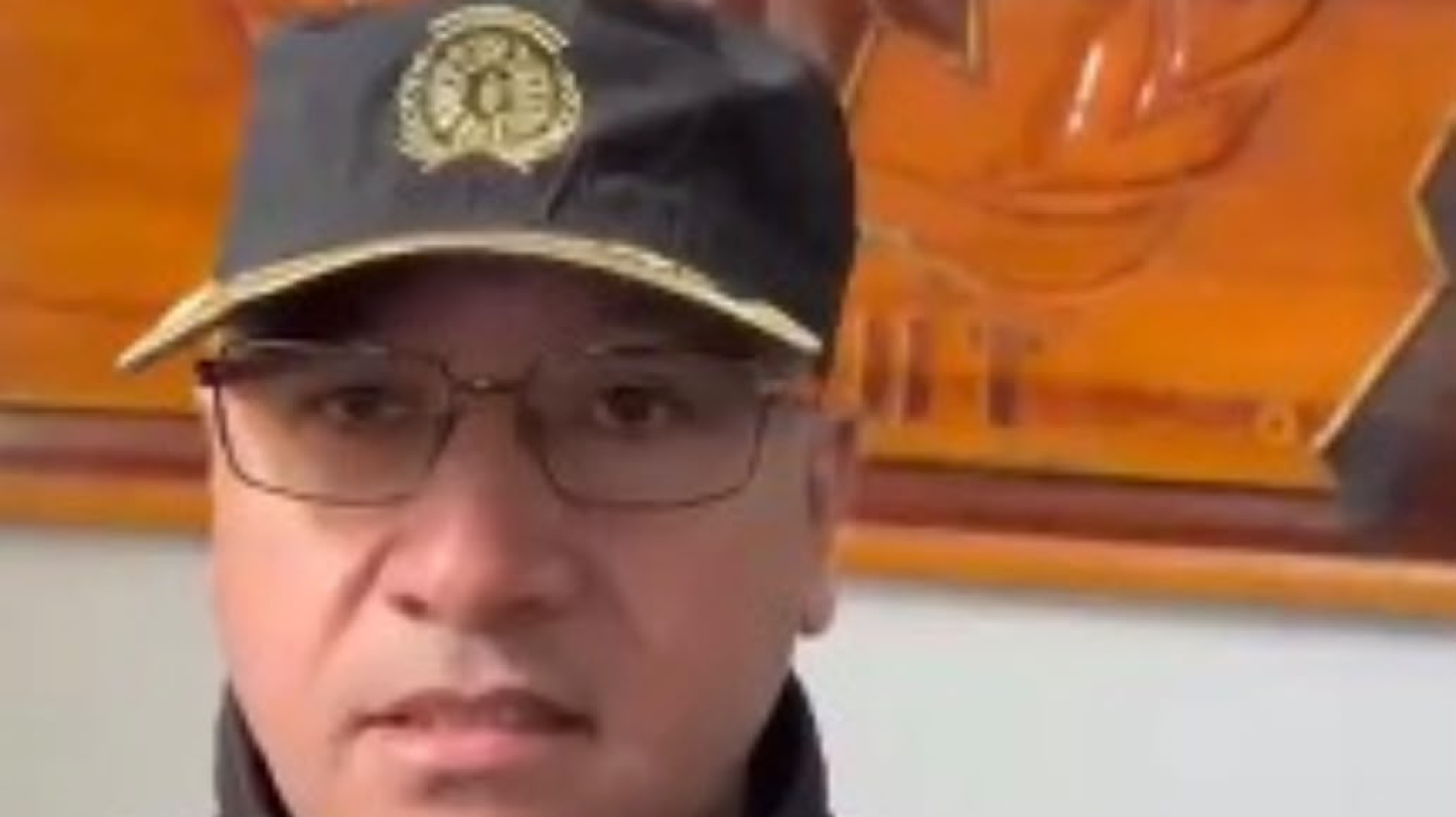 Tras dos horas de negociación, lograron que el hombre bajara de la terraza del Hotel Austral