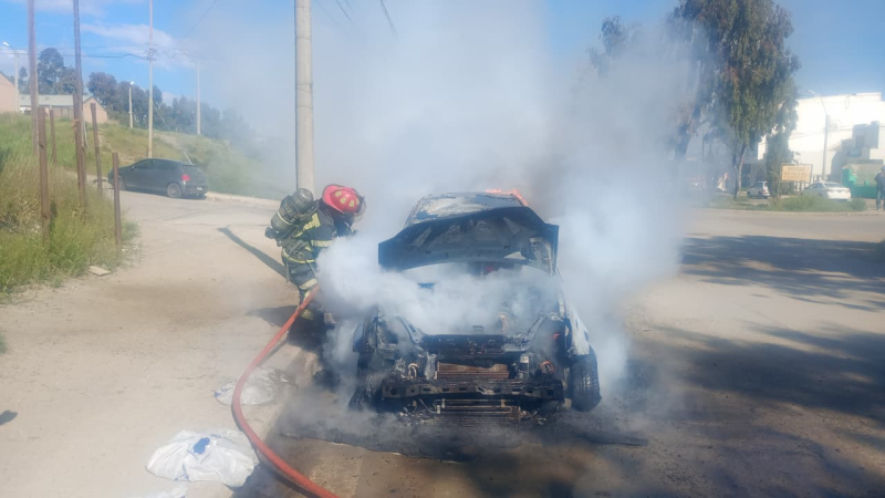 Un auto se incendió frente a la Escuela 155 y quedó completamente destruido