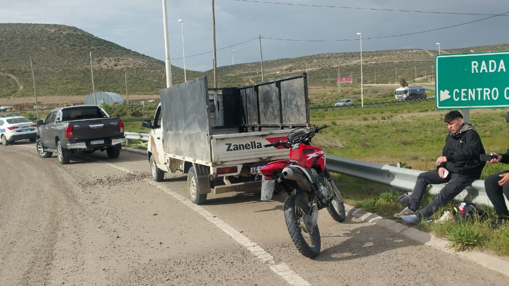 Chocaron una camioneta y una moto en la rotonda de las rutas 3 y 26