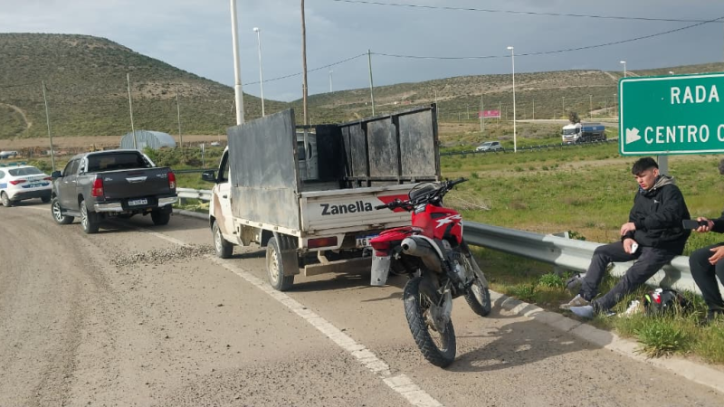 Chocaron una camioneta y una moto en la rotonda de las rutas 3 y 26