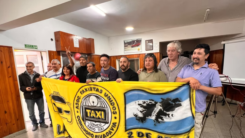 Taxis de Comodoro incorporan una herramienta tecnológica para pedir viajes y seguir el recorrido del vehículo