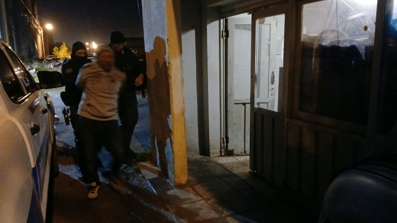 Intervinieron por una riña en Km 8 y dos policías resultaron lesionadas durante un forcejeo