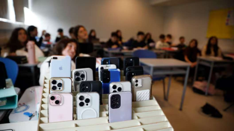 Restricción de celulares en las escuelas de Chubut: "No sirve prohibirlos en el aula si los chicos pasan toda la noche conectados"