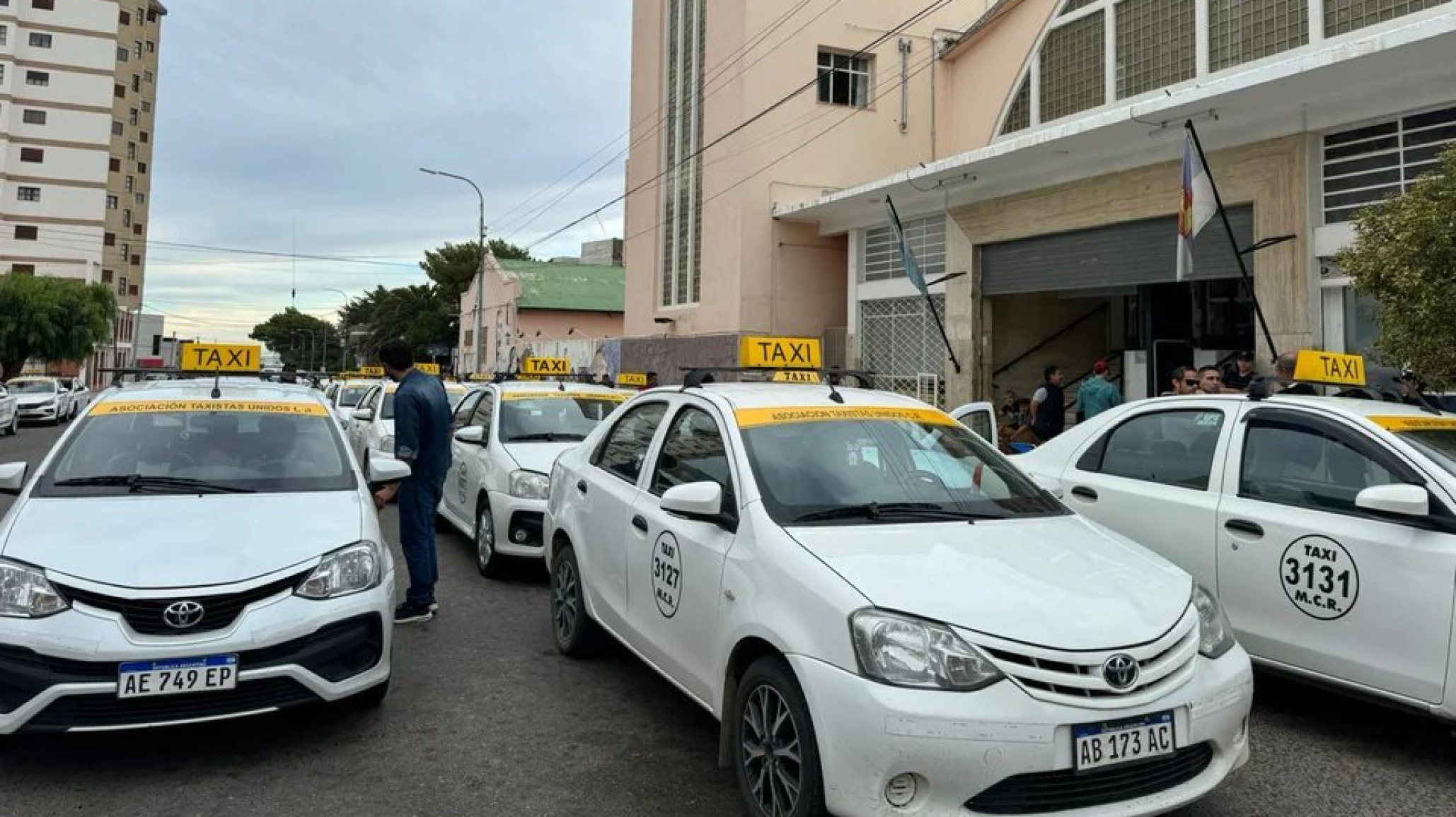 Pedir un taxi por la nueva aplicación en Comodoro será un 10% más barato: ya hay 200 vehículos habilitados