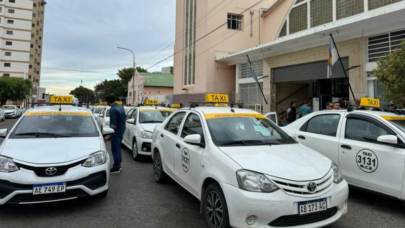 Pedir un taxi por la nueva aplicación en Comodoro será un 10% más barato: ya hay 200 vehículos habilitados