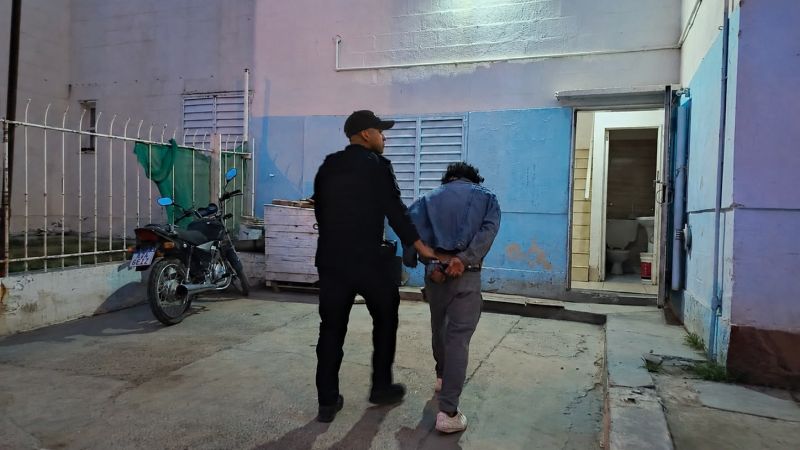 Una policía terminó herida y mordida por un perro en La Anónima al intentar detener a un hombre que robó un queso