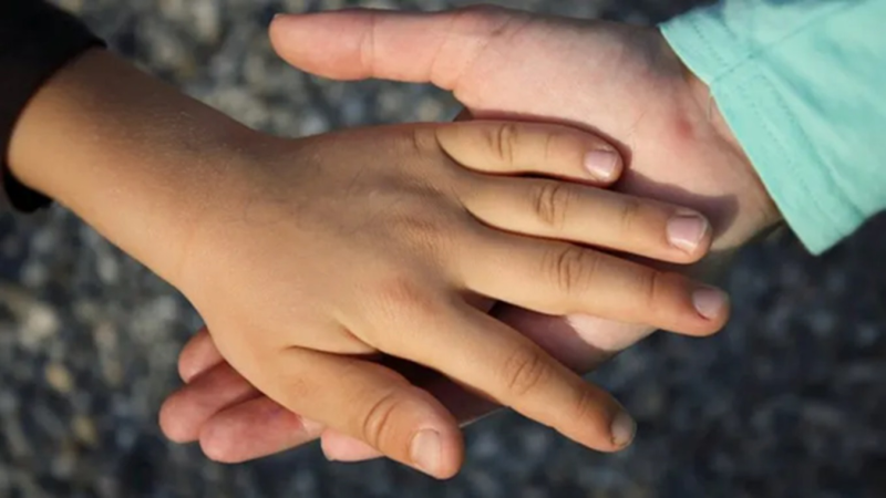 Convocan a personas solas y monoparentales para adoptar a un niño en Comodoro