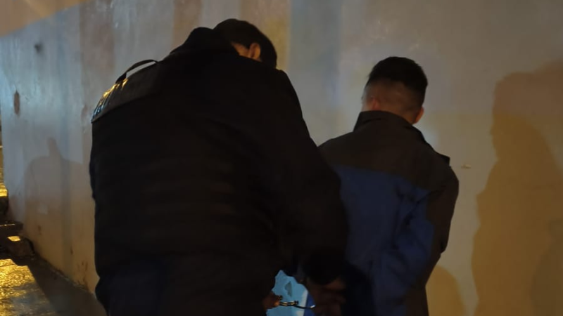 Una llamada de madrugada fue clave para detener a un intruso en Comodoro: la vecina vio todo