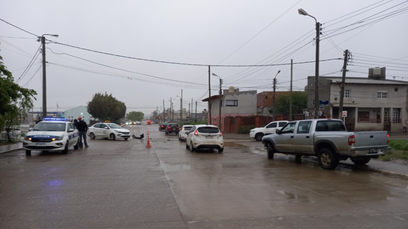 Chocaron una camioneta y un taxi en el San Cayetano: una pasajera sufrió un corte en la cabeza