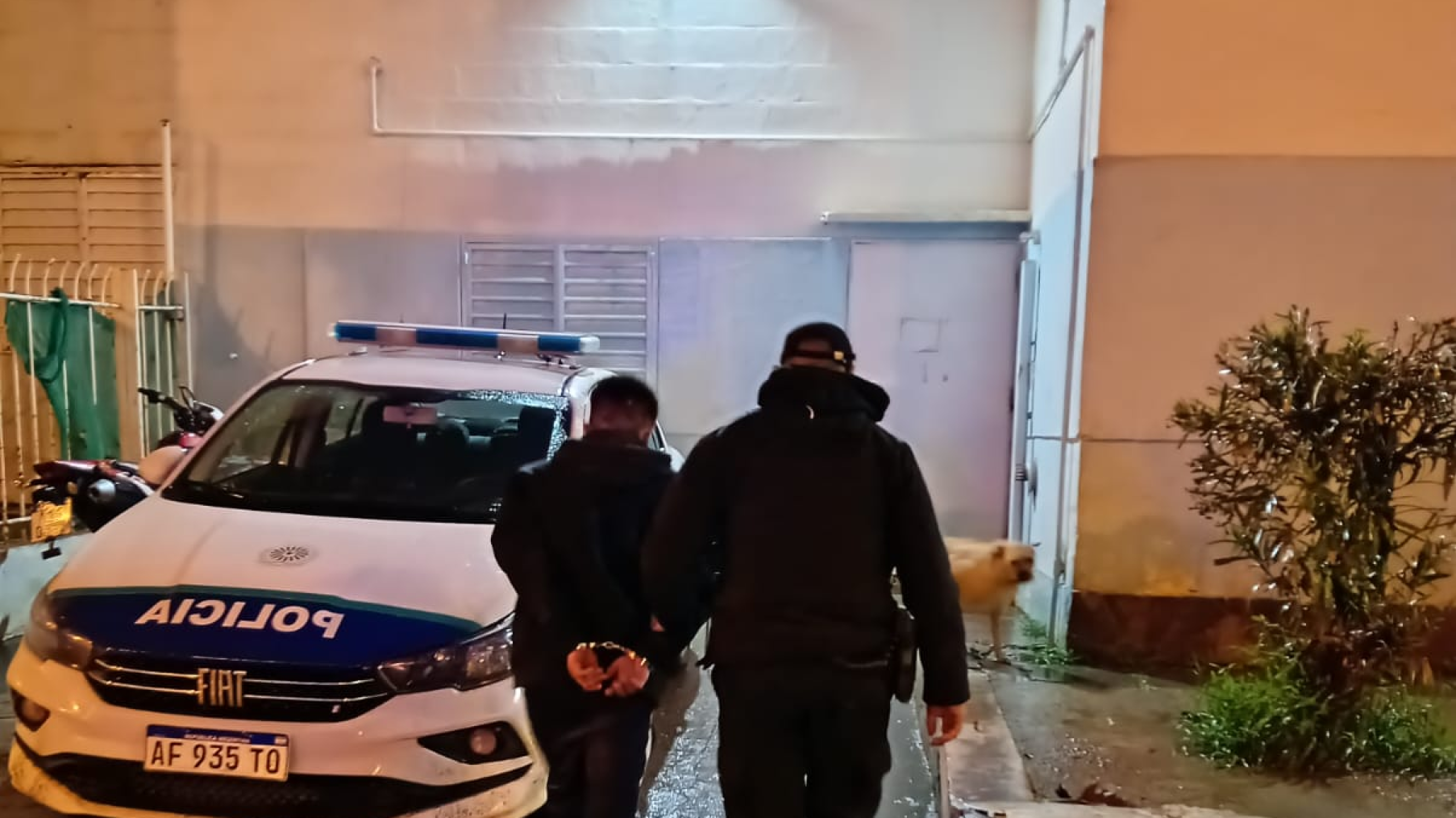 Fue a robar una notebook, lo atraparon los vecinos y terminó esperando a la Policía dentro de la casa