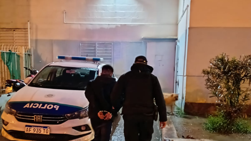 Fue a robar una notebook, lo atraparon los vecinos y terminó esperando a la Policía dentro de la casa