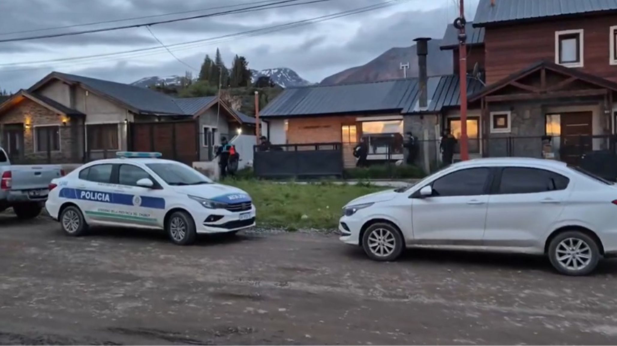 Horror en Chubut : rescataron a una mujer y tres niños de una vivienda donde un hombre se habría atrincherado durante horas