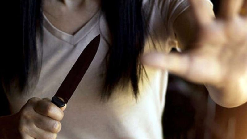 Fue a dejar a su hija a la casa de su expareja y ella lo atacó con un cuchillo