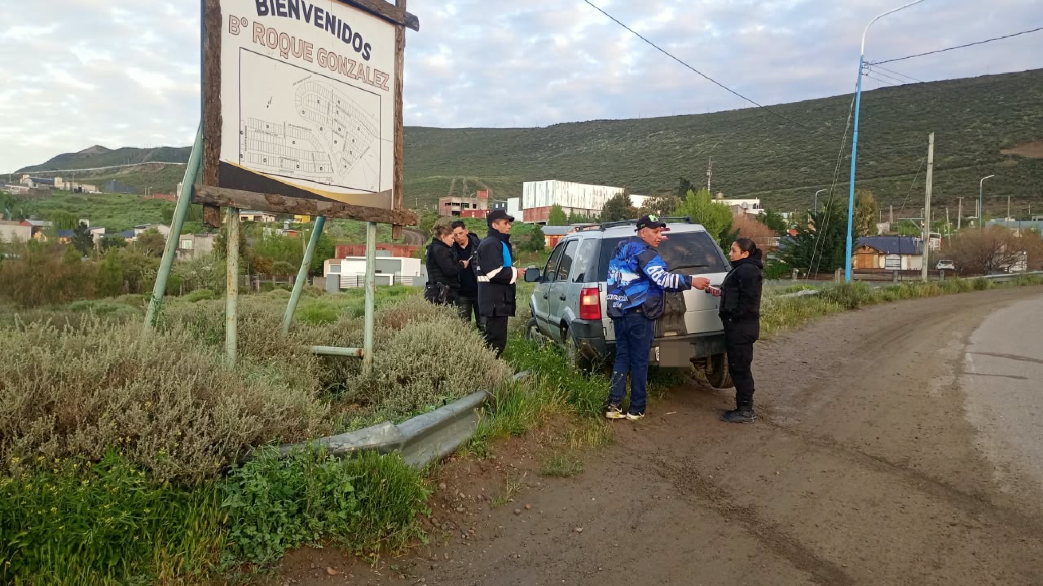 Conducía con 1,80 de alcohol en sangre y sin licencia: despistó en la rotonda Roque González