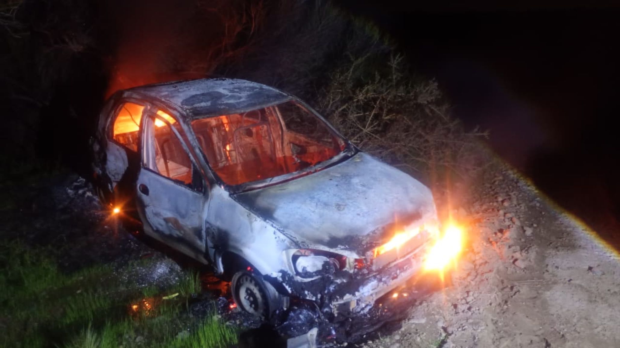 Hallaron un auto incendiado en Rada Tilly: investigan si fue robado en Comodoro
