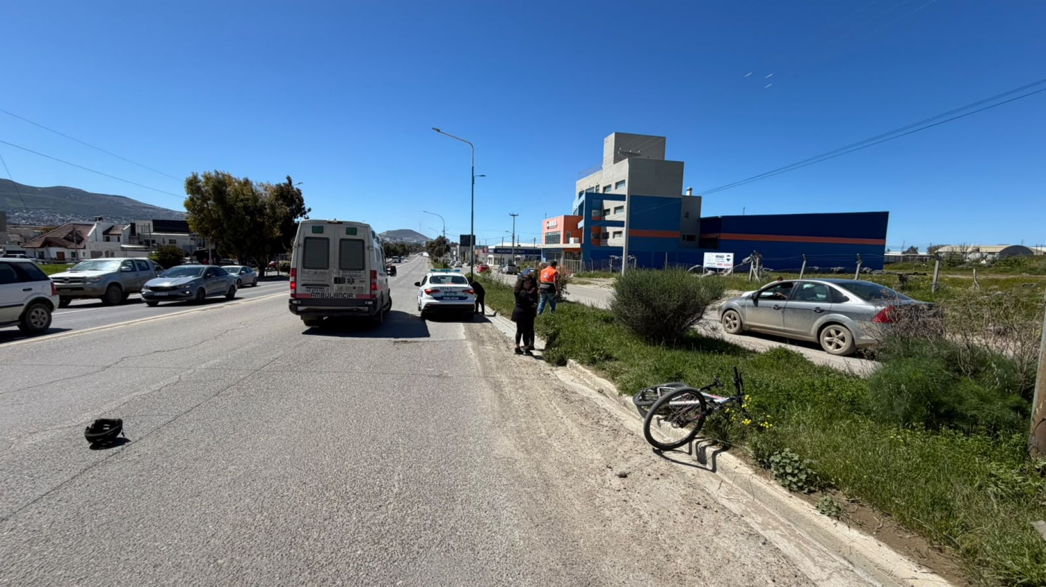 Comodoro: un ciclista fue trasladado al Hospital Regional tras un choque
