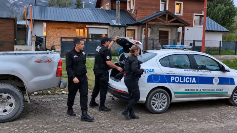 El árbol de Navidad en octubre y una causa federal: las pistas detrás de la casa del horror en Esquel