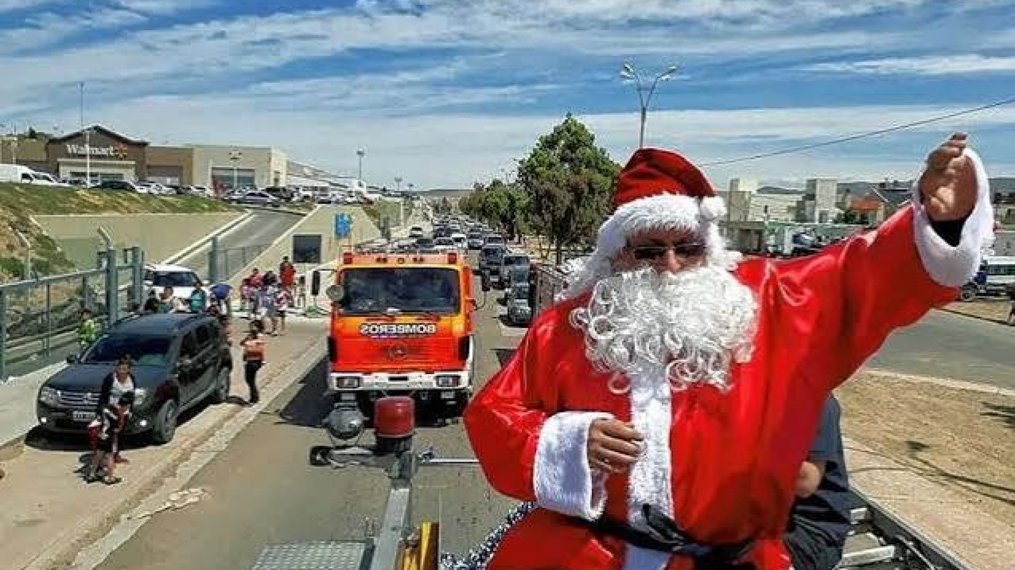 Los Bomberos de Comodoro lanzaron una colecta de golosinas para que Papá Noel vuelva a recorrer los barrios en Navidad