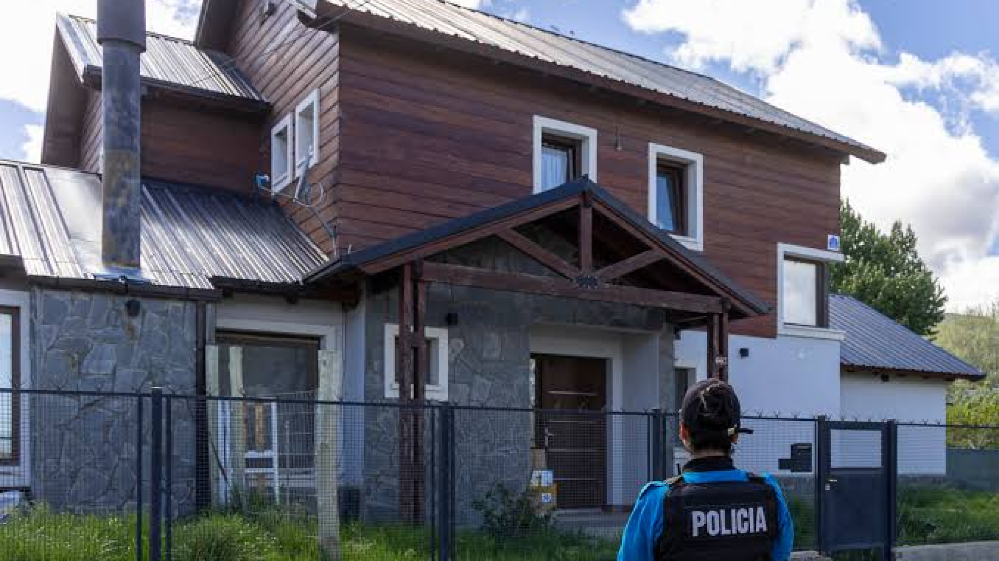 La casa del horror de Esquel: el detenido dijo ser médico, bioquímico y científico, pero la Justicia investiga si tiene algún título
