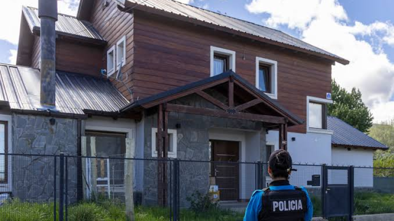 La casa del horror de Esquel: el detenido dijo ser médico, bioquímico y científico, pero la Justicia investiga si tiene algún título
