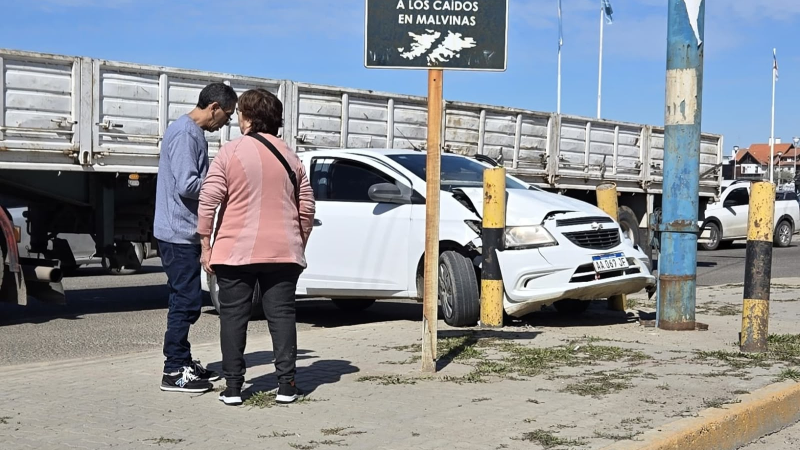 Un auto chocó contra un parante y luego fue impactado por un camión en pleno centro de Comodoro