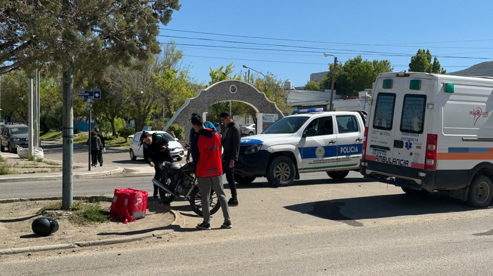 Una motociclista perdió el control tras pasar por la calzada mojada en Comodoro