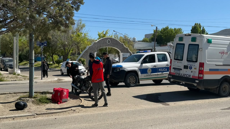 Una motociclista perdió el control tras pasar por la calzada mojada en Comodoro