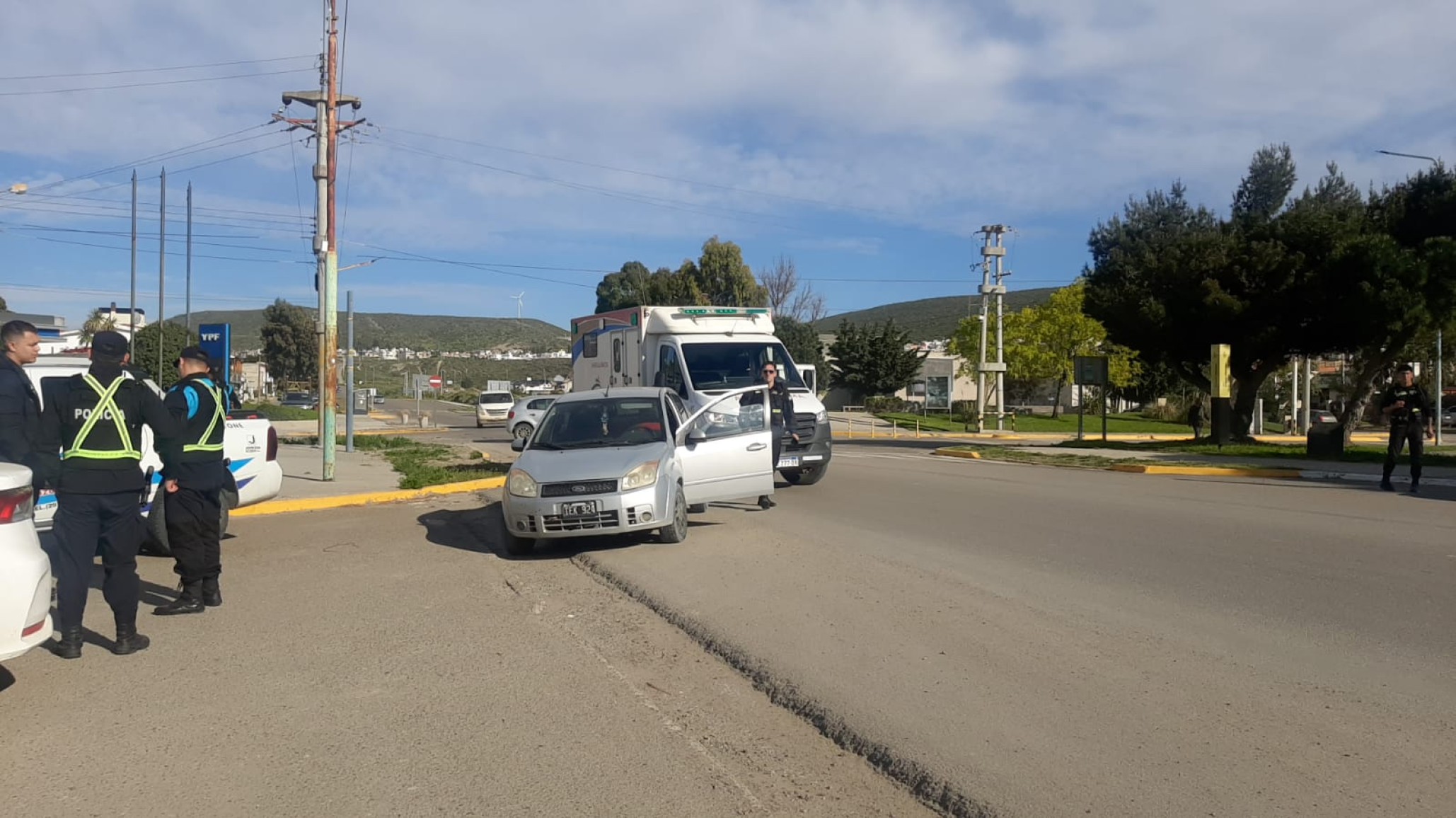Fuerte choque en una rotonda de Rada Tilly: dos vehículos involucrados