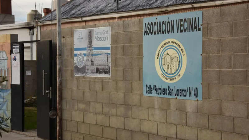 Alarma y desmentida en Km 3: la Vecinal de General Mosconi cruzó al Banco del Chubut por el polémico cierre de su sucursal